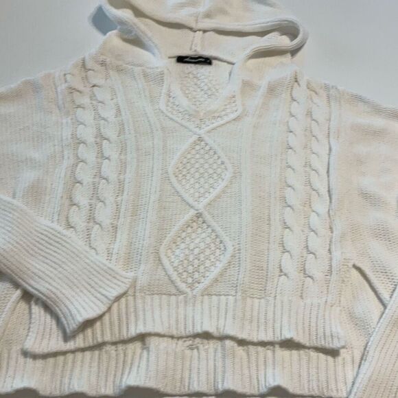 Olivaceous Hooded Cableknit Sweater. Small White. Cropped, oversize. 100% cotton - Picture 5 of 16